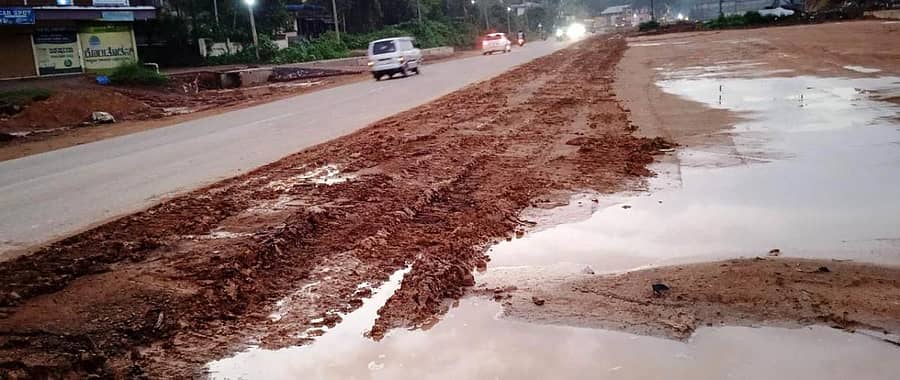 ಬಂಟ್ವಾಳ ತಾಲ್ಲೂಕಿನ ಪಾಣೆಮಂಗಳೂರು-–ಮೆಲ್ಕಾರ್ ರಾಷ್ಟ್ರೀಯ ಹೆದ್ದಾರಿ ವಿಸ್ತರಣೆ ಕಾಮಗಾರಿ ಮಳೆಯಿಂದ ರಸ್ತೆ ಕೆಸರುಮಯಗೊಂಡಿರುವುದು