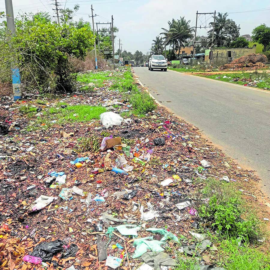 ಮುಳಬಾಗಿಲು ತಾಲ್ಲೂಕಿನ ಕುರುಡುಮಲೆ ಗ್ರಾಮದ ರಸ್ತೆ ಬದಿಯಲ್ಲಿ ಸಂಗ್ರಹಗೊಂಡಿರುವ ಕಸ