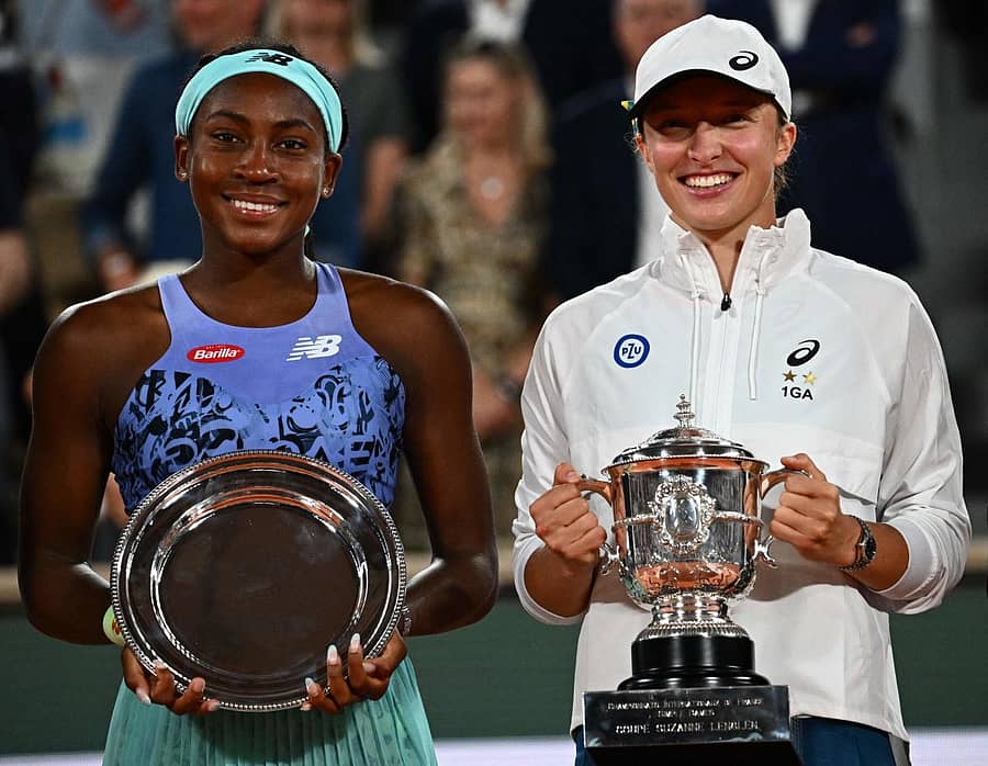 ಫ್ರೆಂಚ್ ಓಪನ್ ಟೂರ್ನಿಯಲ್ಲಿ ಶನಿವಾರ ಮಹಿಳೆಯರ ಸಿಂಗಲ್ಸ್ ವಿಭಾಗದ ರನ್ನರ್ ಅಪ್ ಕೊಕೊ ಗಫ್ ಮತ್ತು ಚಾಂಪಿಯನ್ ಇಗಾ ಸ್ವೆಟೆಕ್ ಟ್ರೋಫಿಯೊಂದಿಗೆ ಸಂಭ್ರಮಿಸಿದರು – ಎಎಫ್ಪಿ ಚಿತ್ರ