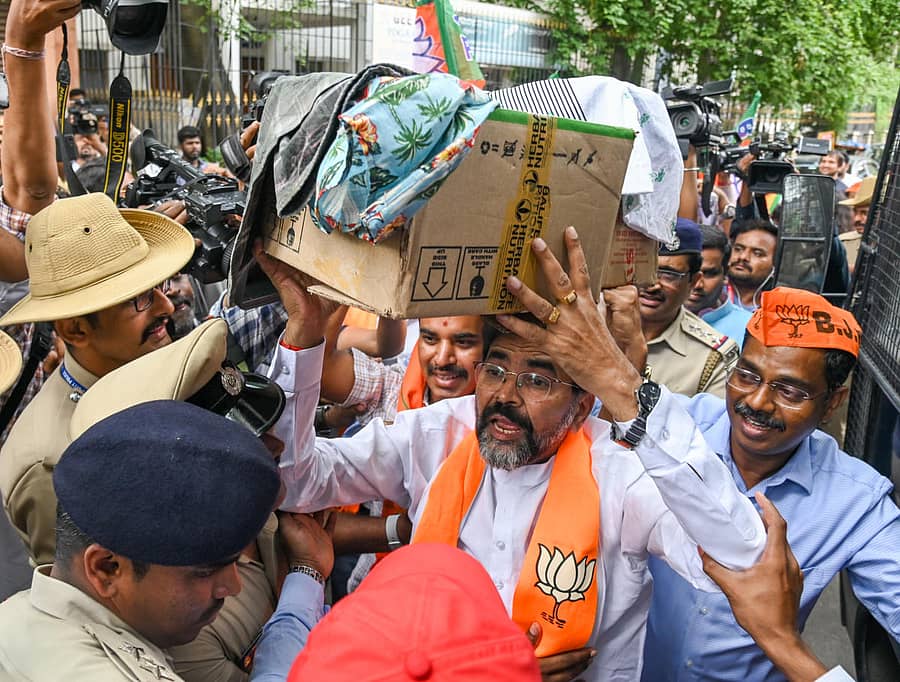 ಪ್ರತಿಭಟನೆಯ ಭಾಗವಾಗಿ ಬೆಂಗಳೂರಿನ ಕುಮಾರಕೃಪಾದಲ್ಲಿರುವ ವಿಧಾನಸಭೆ ವಿರೋಧ ಪಕ್ಷದ ನಾಯಕ ಸಿದ್ದರಾಮಯ್ಯ ಅವರ ಅಧಿಕೃತ ನಿವಾಸಕ್ಕೆ ತಲುಪಿಸಲು ಮಂಗಳವಾರ ಚಡ್ಡಿಗಳನ್ನು ಹೊತ್ತು ತಂದ ವಿಧಾನ ಪರಿಷತ್ನ ಬಿಜೆಪಿ ಸದಸ್ಯ ಛಲವಾದಿ ನಾರಾಯಣಸ್ವಾಮಿ ಮತ್ತು ಇತರ ಮುಖಂಡರನ್ನು ಪೊಲೀಸರು ವಶಕ್ಕೆ ಪಡೆದು ಕರೆದೊಯ್ದರು– ಪ್ರಜಾವಾಣಿ ಚಿತ್ರ