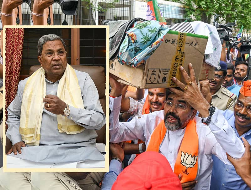 ಚಡ್ಡಿಗಳನ್ನು ಹೊತ್ತು ತಂದ ಛಲವಾದಿ ನಾರಾಯಣಸ್ವಾಮಿ ಮತ್ತು ಇತರು. –ಪ್ರಜಾವಾಣಿ ಚಿತ್ರ (ಒಳಚಿತ್ರದಲ್ಲಿ ಸಿದ್ದರಾಮಯ್ಯ)