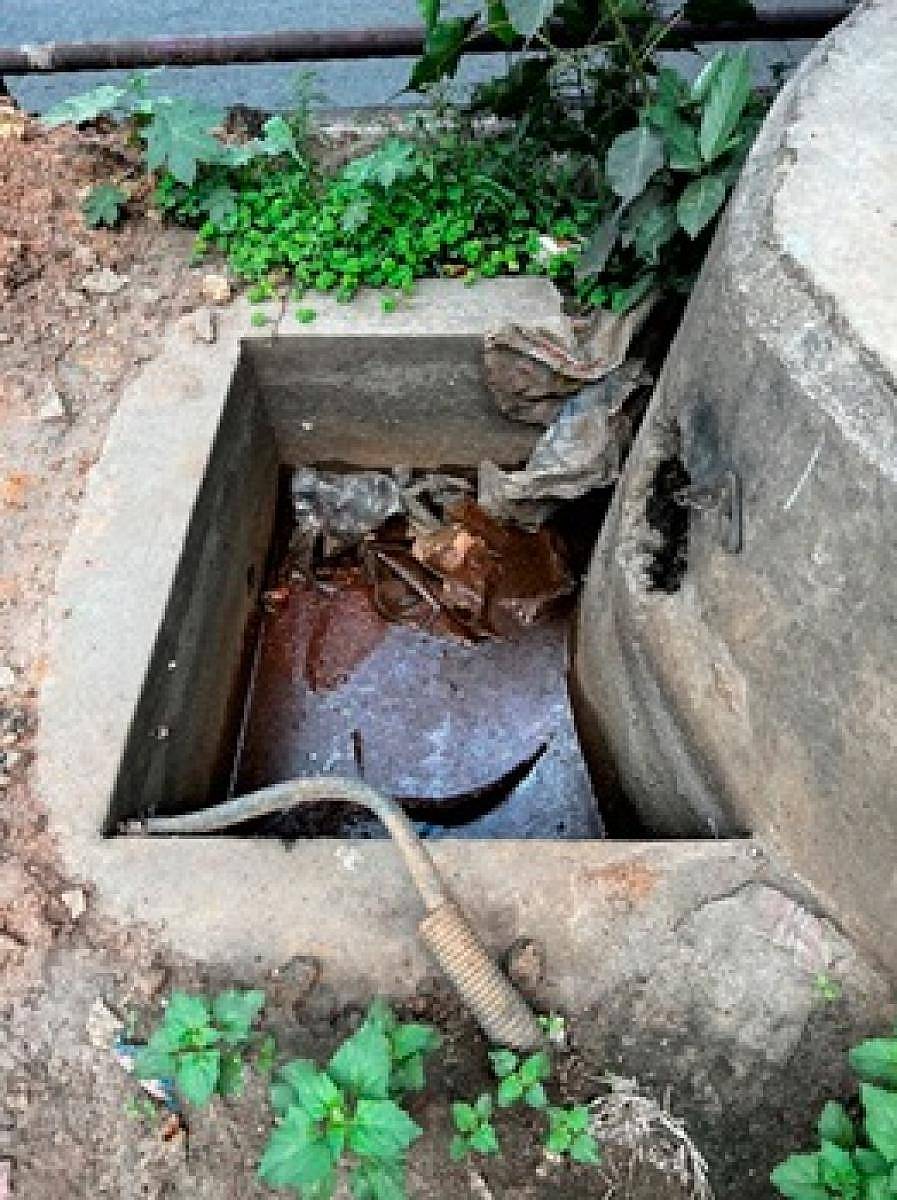 ಮಳೆ ನೀರು ಸಂಗ್ರಹದ ಸಣ್ಣ ತೊಟ್ಟಿ ಕಸದಿಂದ ತುಂಬಿರುವುದು