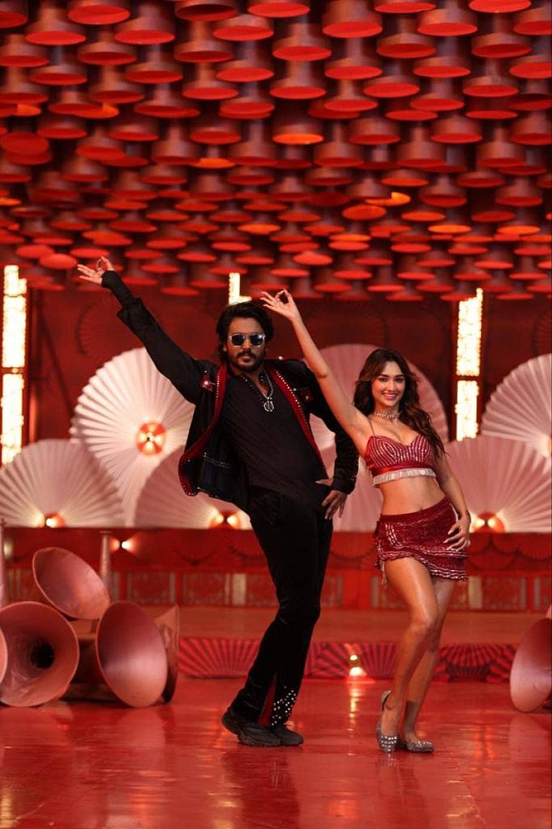 ತ್ರಿವಿಕ್ರಮವಿಕ್ರಂ, ಆಕಾಂಕ್ಷಾ ಶರ್ಮಾ