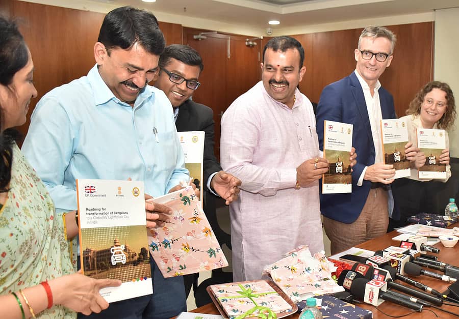 ಇಂಧನ ಸಚಿವ ವಿ.ಸುನಿಲ್‌ ಕುಮಾರ್‌ ಇವಿ ಜಾಗೃತಿ ಪೋರ್ಟಲ್‌ ಮತ್ತು ದಿಕ್ಸೂಚಿ ವರದಿ ಬಿಡುಗಡೆ ಮಾಡಿದರು. ಕೆಪಿಟಿಸಿಎಲ್‌ ಆಡಳಿತ ನಿರ್ದೇಶಕಿ ಡಾ.ಎನ್‌.ಮಂಜುಳಾ, ಹೆಚ್ಚುವರಿ ಮುಖ್ಯಕಾರ್ಯದರ್ಶಿ ಜಿ.ಕುಮಾರ್ ನಾಯಕ್, ಬೆಸ್ಕಾಂ ವ್ಯವಸ್ಥಾಪಕ ನಿರ್ದೇಶಕ ಪಿ.ರಾಜೇಂದ್ರ ಚೋಳನ್, ಭಾರತದ ಬ್ರಿಟಿಷ್ ಹೈಕಮಿಷನರ್ ಆಲೆಕ್ಸ್ ಇಲ್ಲಿಸ್, ಕರ್ನಾಟಕ ಮತ್ತು ಕೇರಳದ ಬ್ರಿಟಿಷ್ ಉಪ ಹೈಕಮಿಷನರ್ ಶೋಟ್ ಬೋಲ್ಟ್ ಇದ್ದರು.