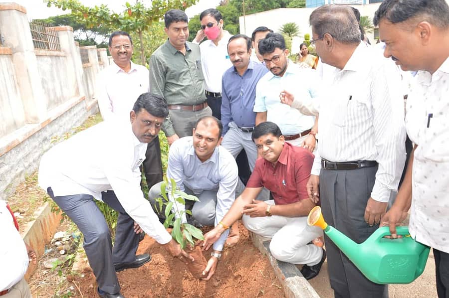 ವಿಶ್ವ ಪರಿಸರ ದಿನದ ಅಂಗವಾಗಿ ವಡ್ಡರಹಳ್ಳಿ ಚಾಲನಾ ತರಬೇತಿ ಕೇಂದ್ರದಲ್ಲಿ ಬಿಎಂಟಿಸಿ ಉಪಾಧ್ಯಕ್ಷ ಎಂ.ಆರ್.ವೆಂಕಟೇಶ್ ಗಿಡ ನೆಡುವುದರ ಮೂಲಕ ಕಾರ್ಯಕ್ರಮಕ್ಕೆ ಚಾಲನೆ ನೀಡಿದರು