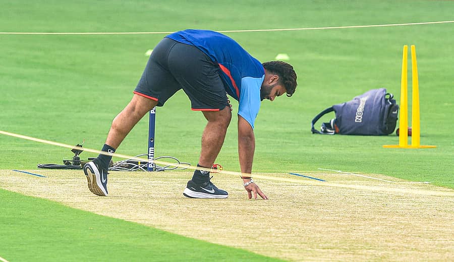 ಬಾರಾಬತಿ ಕ್ರೀಡಾಂಗಣದ ಪಿಚ್ ಪರಿಶೀಲಿಸಿದ ಭಾರತ ತಂಡದ ನಾಯಕ ರಿಷಭ್ ಪಂತ್ –ಪಿಟಿಐ ಚಿತ್ರ
