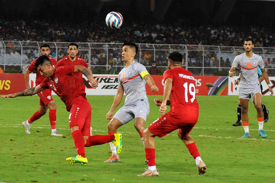 ಹೆಡರ್ ಮಾಡಲು ಯತ್ನಿಸಿದ ಸುನಿಲ್ ಚೆಟ್ರಿ (ಮಧ್ಯೆ)– ಪಿಟಿಐ ಚಿತ್ರ