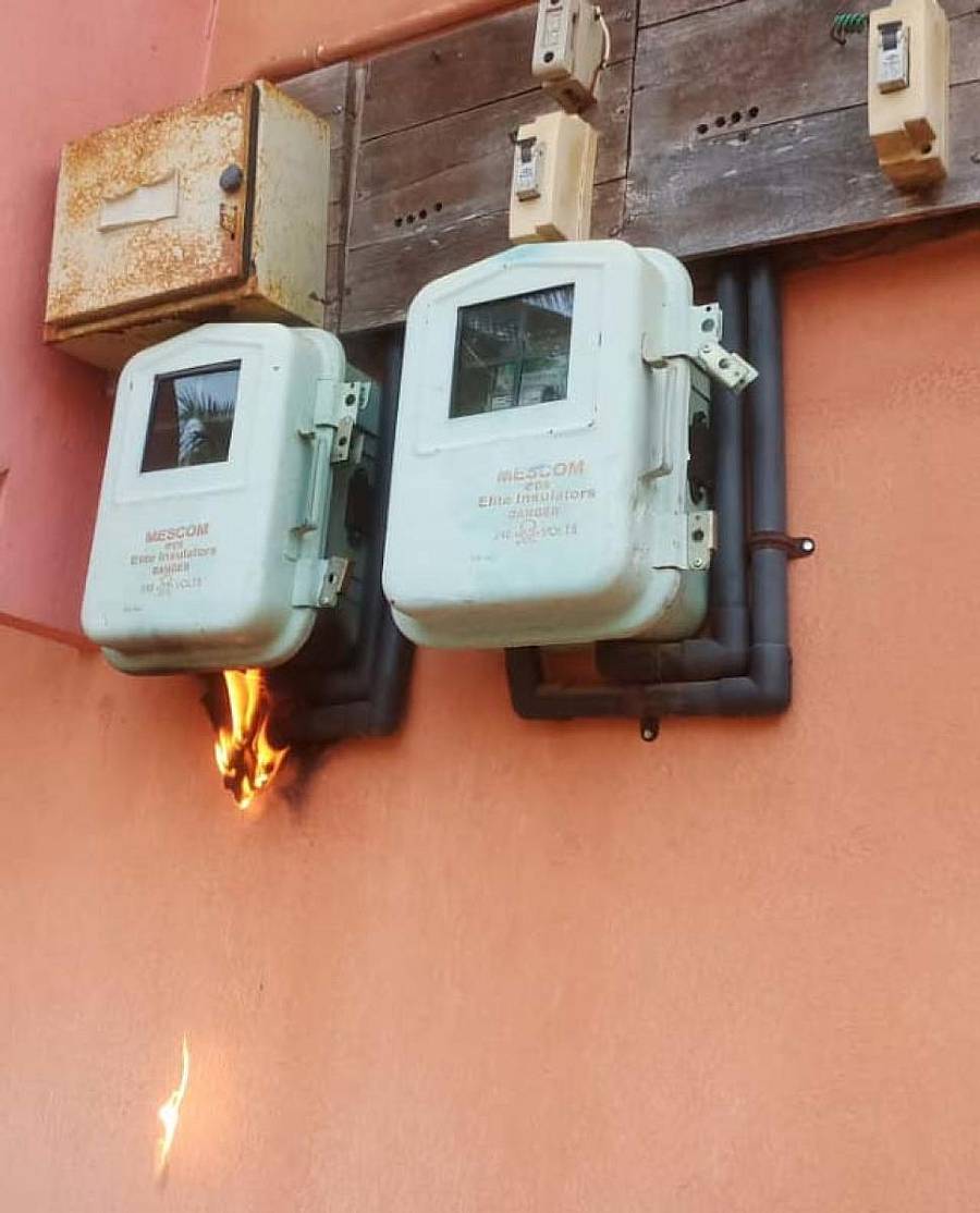 ತೀರ್ಥಹಳ್ಳಿ ತಾಲ್ಲೂಕಿನ ಕುರುವಳ್ಳಿಯಲ್ಲಿ ವಿದ್ಯುತ್ ಶಾರ್ಟ್ ಸರ್ಕಿಟ್ನಿಂದ ಬೆಂಕಿ ತಗುಲಿದ ಮೀಟರ್ ಬಾಕ್ಸ್