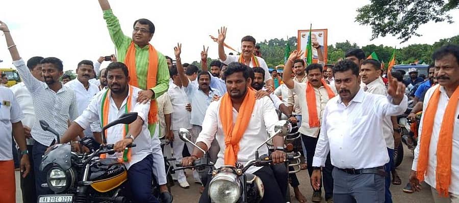 ಬಂಟ್ವಾಳದಲ್ಲಿ ಬೈಕ್ ರ್ಯಾಲಿಗೆ ಶಾಸಕ ರಾಜೇಶ ನಾಯ್ಕ್ ಚಾಲನೆ ನೀಡಿದರು. ಸಂದೀಪ್ ಕುಮಾರ್, ಗುರುದತ್ ನಾಯಕ್, ಸುದರ್ಶನ್ ಇದ್ದರು