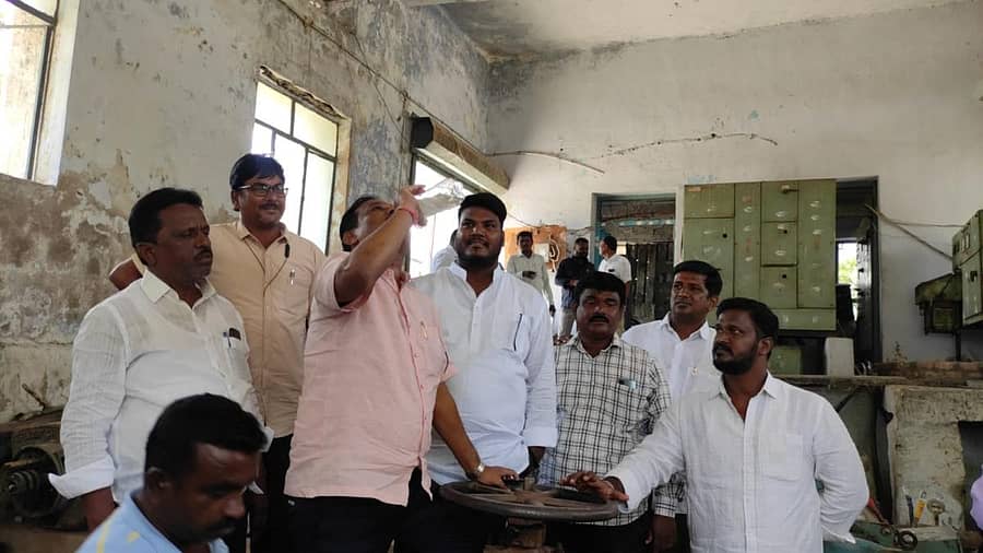 ರಾಯಚೂರಿನ ರಾಂಪೂರು ನೀರು ಶುದ್ಧೀಕರಣ ಘಟಕದಲ್ಲಿ ಶಾಸಕ ಡಾ.ಶಿವರಾಜ ಪಾಟೀಲ ಭಾನುವಾರ ನೀರು ಸೇವಿಸಿ ಪರಿಶೀಲಿಸಿದರು