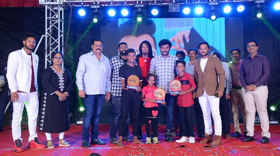 ದಾವಣಗೆರೆಯ ಚೈತನ್ಯ ಹೈ-ಟೆಕ್ ಇನ್ಸಿಟ್ಯೂಟ್ ಆಫ್ ಕಾಮರ್ಸ್ ಮ್ಯಾನೇಜ್ಮೆಂಟ್ ಅಂಡ್ ಸೈನ್ಸ್ ಕಾಲೇಜು ವತಿಯಿಂದ ಗುಂಡಿಮಹಾದೇವಪ್ಪ ಕಲ್ಯಾಣ ಮಂಟಪದಲ್ಲಿ ನಡೆದ ‘ಚೈತನ್ಯ ಘೂಮರ್–-2ಕೆ22’ ರಾಜ್ಯಮಟ್ಟದ ನೃತ್ಯ ಸ್ಪರ್ಧೆಯ ವಿಜೇತರಿಗೆ ಬಹುಮಾನ ವಿತರಿಸಲಾಯಿತು. ಪ್ರಾಂಶುಪಾಲರಾದ ಪ್ರೀತಿ, ಅಧ್ಯಕ್ಷ ಅಭಿಷೇಕ್ ಬೇತೂರು, ಚಿತ್ರ ನಿರ್ದೇಶಕ ನಂದಕಿಶೋರ್, ರ್ಯಾಪರ್ ಚಂದನ್ ಶೆಟ್ಟಿ, ಡಿಕೆಡಿ ನೃತ್ಯ ನಿರ್ದೇಶಕ ಶಶಿ ಮಾಸ್ಟರ್ ಇದ್ದರು.