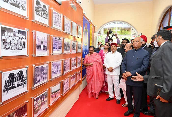 ಬೆಂಗಳೂರಿನ ರಾಷ್ಟ್ರೀಯ ಮಿಲಿಟರಿ ಶಾಲೆಯ ಅಮೃತ ಮಹೋತ್ಸವದ ಅಂಗವಾಗಿ ಆಯೋಜಿಸಲಾಗಿದ್ದ ಚಿತ್ರಗಳ ಪ್ರದರ್ಶನವನ್ನು ರಾಷ್ಟ್ರಪತಿ ರಾಮನಾಥ ಕೋವಿಂದ್ ವೀಕ್ಷಿಸಿದರು. ರಾಷ್ಟ್ರಪತಿ ಅವರ ಪತ್ನಿ ಸವಿತಾ ಕೋವಿಂದ್, ರಾಜ್ಯಪಾಲ ಥಾವರಚಂದ್ ಗೆಹಲೋತ್, ಮುಖ್ಯಮಂತ್ರಿ ಬಸವರಾಜ ಬೊಮ್ಮಾಯಿ ಇದ್ದರು.