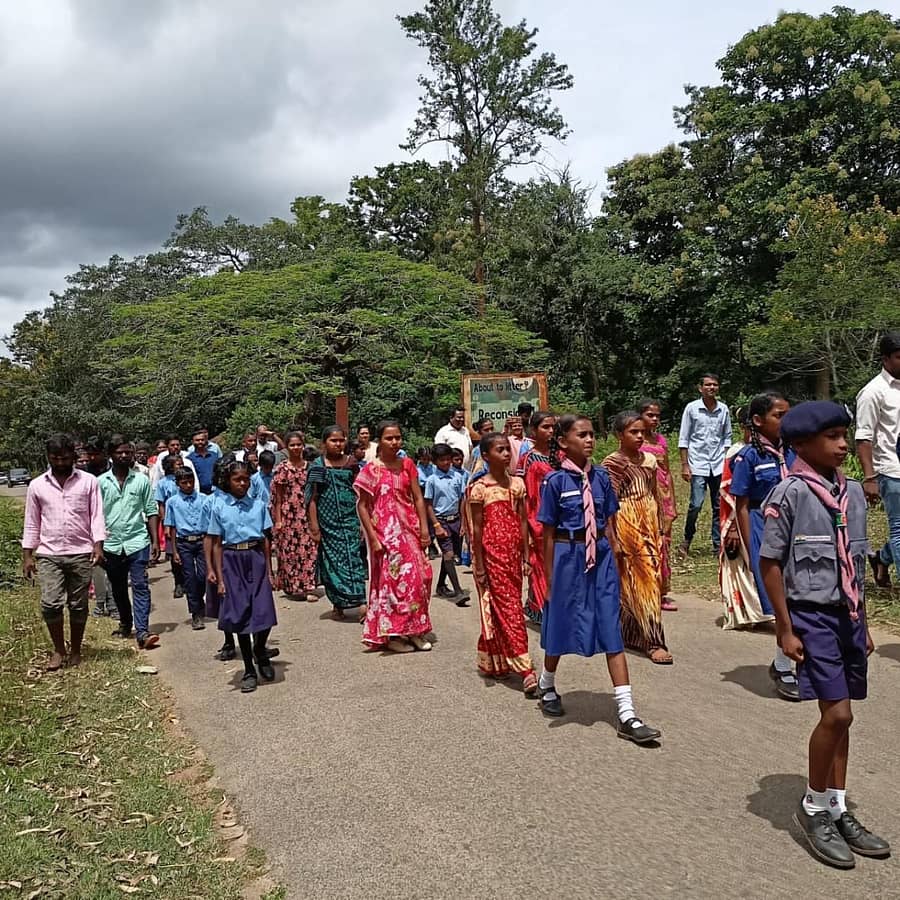 ಪೊನ್ನಂಪೇಟೆ ತಾಲ್ಲೂಕಿನ ನಾಗರಹೊಳೆಯ ತುಂಡುಮುಂಡಗೆಕೊಲ್ಲಿಯ ಗದ್ದೆಹಾಡಿಯಲ್ಲಿ ಮಂಗಳವಾರ ನಡೆದ ಬಾಲಕಾರ್ಮಿಕರ ವಿರೋಧಿ ದಿನದಲ್ಲಿ ಮಕ್ಕಳು ಜಾಥಾ ನಡೆಸಿದರು