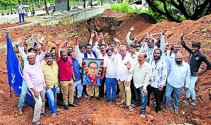 ರಾಜರಾಜೇಶ್ವರಿನಗರದಲ್ಲಿ ಸ್ಮಶಾನದ ಜಾಗ ಉಳಿಸಲು ಒತ್ತಾಯಿಸಿ ಸ್ಥಳೀಯರು ಅಂಬೇಡ್ಕರ್ ಭಾವಚಿತ್ರದೊಂದಿಗೆ ಬುಧವಾರ ಪ್ರತಿಭಟನೆ ನಡೆಸಿದರು