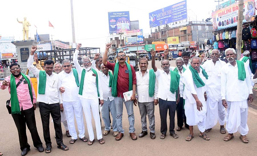 ಬೀದರ್ನಲ್ಲಿ ಶುಕ್ರವಾರ ಕರ್ನಾಟಕ ರಾಜ್ಯ ರೈತ ಸಂಘ ಹಾಗೂ ಹಸಿರು ಸೇನೆ ಜಿಲ್ಲಾ ಘಟಕದ ಪದಾಧಿಕಾರಿಗಳು ಕೇಂದ್ರ ಸಚಿವ ಭಗವಂತ ಖೂಬಾ ಅವರು ರೈತರೊಂದಿಗೆ ಅಸಭ್ಯವಾಗಿ ವರ್ತಿಸುತ್ತಿದ್ದಾರೆ ಎಂದು ಆರೋಪಿಸಿ ಪ್ರತಿಭಟನಾ ಮೆರವಣಿಗೆ ನಡೆಸಿದರು