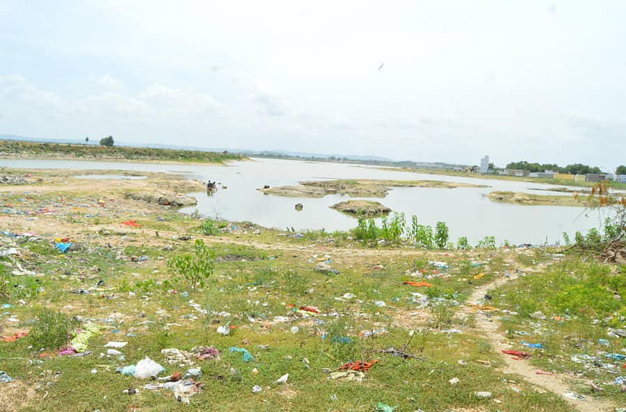 ಯಾದಗಿರಿ ನಗರದ ದೊಡ್ಡ ಕೆರೆಯ ನಿರ್ವಹಣೆ ಇಲ್ಲದಿರುವುದುಪ್ರಜಾವಾಣಿ ಚಿತ್ರ: ರಾಜಕುಮಾರ ನಳ್ಳಿಕರ