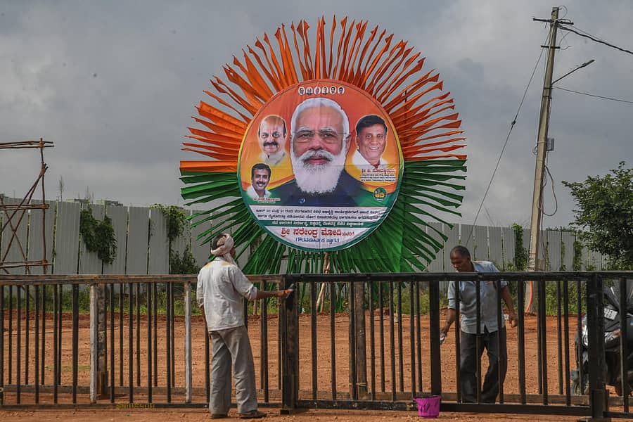 ಕೆಂಗೇರಿ ಬಳಿಯ ಕೊಮ್ಮಘಟ್ಟದಲ್ಲಿ ಕಾರ್ಯಕ್ರಮ ನಡೆಯುವ ಸ್ಥಳದಲ್ಲಿ ಕಾರ್ಮಿಕರು ಭಾನುವಾರ ಸಿದ್ಧತೆ ಕೆಲಸಗಳಲ್ಲಿ ನಿರತರಾಗಿದ್ದರು – ಪ್ರಜಾವಾಣಿ ಚಿತ್ರ