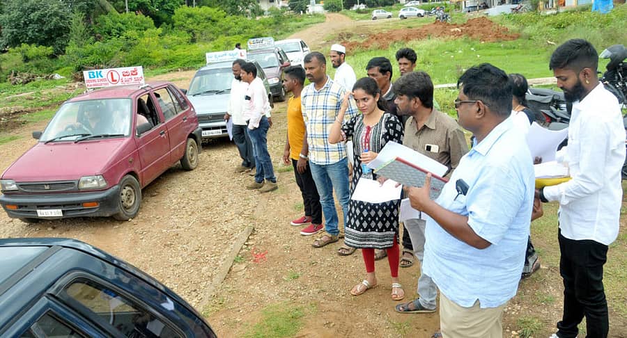 ಚಿಕ್ಕಮಗಳೂರಿನ ಆರ್‌ಟಿಒ ಕಚೇರಿಯಿಂದ ಅನತಿ ದೂರದಲ್ಲಿನ ಖಾಲಿ ಖಾಗದಲ್ಲಿ ಚಾಲನಾ ಪರೀಕ್ಷೆ. ಎ.ಎನ್‌.ಮೂರ್ತಿ/ಪ್ರಜಾವಾಣಿ ಚಿತ್ರ