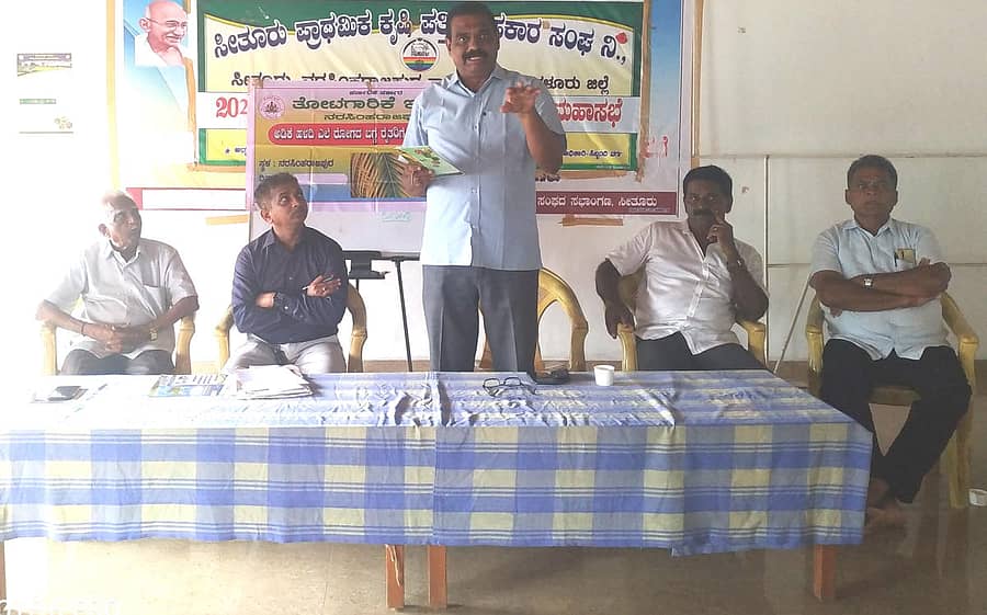 ನರಸಿಂಹರಾಜಪುರ ತಾಲ್ಲೂಕು ಸೀತೂರು ಗ್ರಾಮದಲ್ಲಿ ನಡೆದ ಅಡಿಕೆ ಹಳದಿ ಎಲೆ ರೋಗದ ಕಾರ್ಯಾಗಾರದಲ್ಲಿ ರಾಜ್ಯ ಅಡಿಕೆ ಸಹಕಾರ ಸಂಘಗಳ ಮಹಾ ಮಂಡಳ ಅಧ್ಯಕ್ಷ ವೈ.ಎಸ್.ಸುಬ್ರಹ್ಮಣ್ಯ ಮಾತನಾಡಿದರು.