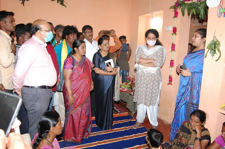 ಕುಂದಗೋಳ ತಾಲ್ಲೂಕಿನ ಗೌಡಗೇರಿ ಗ್ರಾಮದಲ್ಲಿ ದುಡಿಯುವ ಕೂಲಿಕಾರರ ಮಕ್ಕಳ ಶಿಶು ಪಾಲನಾ ಕೇಂದ್ರಕ್ಕೆ ಮಹಾತ್ಮ ಗಾಂಧಿ ಉದ್ಯೋಗ ಖಾತ್ರಿ ಯೋಜನೆಯ ರಾಜ್ಯ ಆಯುಕ್ತೆ ಶಿಲ್ಪಾ ನಾಗ್ ಭೇಟಿ ನೀಡಿ ಪರಿಶೀಲಿಸಿದರು