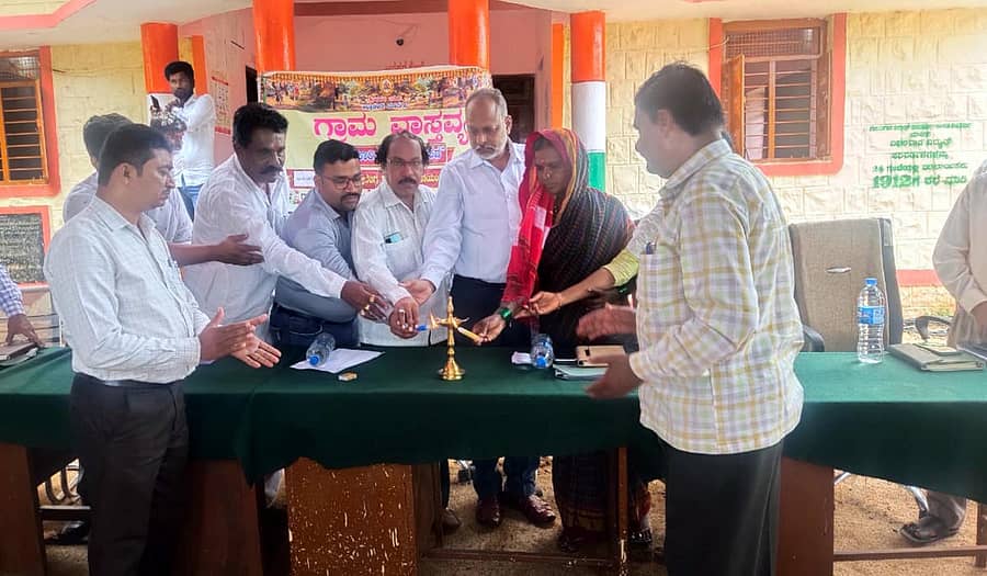 ಹುಣಸಗಿ ತಾಲ್ಲೂಕಿನ ಅಗ್ನಿ ಗ್ರಾಮ ಪಂಚಾಯಿತಿಯಲ್ಲಿ ನಡೆದ ಗ್ರಾಮ ವಾಸ್ತವ್ಯ ವನ್ನು ತಹಶೀಲ್ದಾರ್ ಅಶೋಕಕುಮಾರ್ ಸುರಪುರಕರ್ ಉದ್ಘಾಟಿಸಿದರು. ಸಿದ್ದನಗೌಡ ಪಾಟೀಲ್ ಕರಿಬಾವಿ, ಗ್ರಾ.ಪಂ. ಅಧ್ಯಕ್ಷೆ ಪರಮವ್ವ ಇದ್ದರು