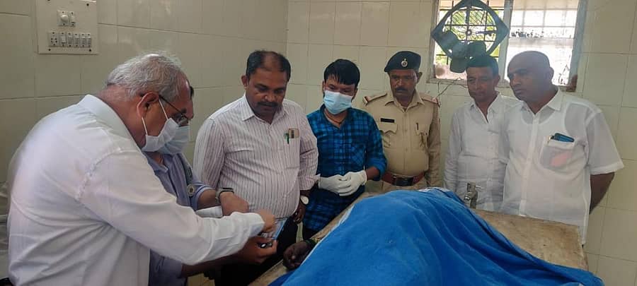 ಯಲಬುರ್ಗಾ ತಾಲ್ಲೂಕಿನ ಬೂನಕೊಪ್ಪ ಗ್ರಾಮದಲ್ಲಿ ಭಾನುವಾರ ಕೃಷಿ ಚಟುವಟಿಕೆ ಕೈಗೊಂಡಿದ್ದ ಸಂದರ್ಭದಲ್ಲಿ ಹಾವು ಕಚ್ಚಿದ ಪರಿಣಾಮ ಮಹಿಳೆ ಆಸ್ಪತ್ರೆಯಲ್ಲಿ ಮೃತಪಟ್ಟಿದ್ದು, ಸಚಿವ ಹಾಲಪ್ಪ ಆಚಾರ ಆಸ್ಪತ್ರೆಗೆ ಭೇಟಿ ನೀಡಿ ಮೃತರ ಕುಟುಂಬಸ್ಥರಿಗೆ ಸಾಂತ್ವನ ಹೇಳಿದರು