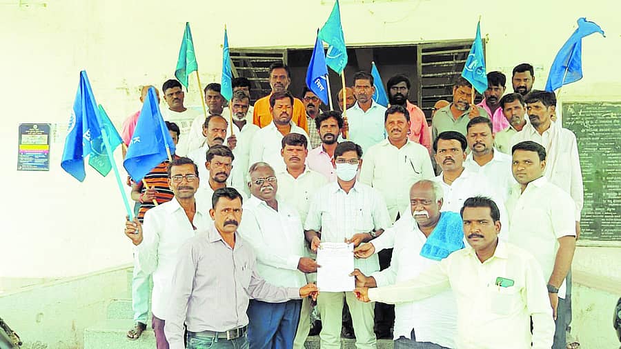 ಸುರಪುರದಲ್ಲಿ ಬೇಡಿಕೆಗೆ ಒತ್ತಾಯಿಸಿ ದಲಿತ ಸಮಿತಿ ಮುಖಂಡರು ಶನಿವಾರ ತಹಸೀಲ್ದಾರ್ಗೆ ಮನವಿ ಸಲ್ಲಿಸಿದರು