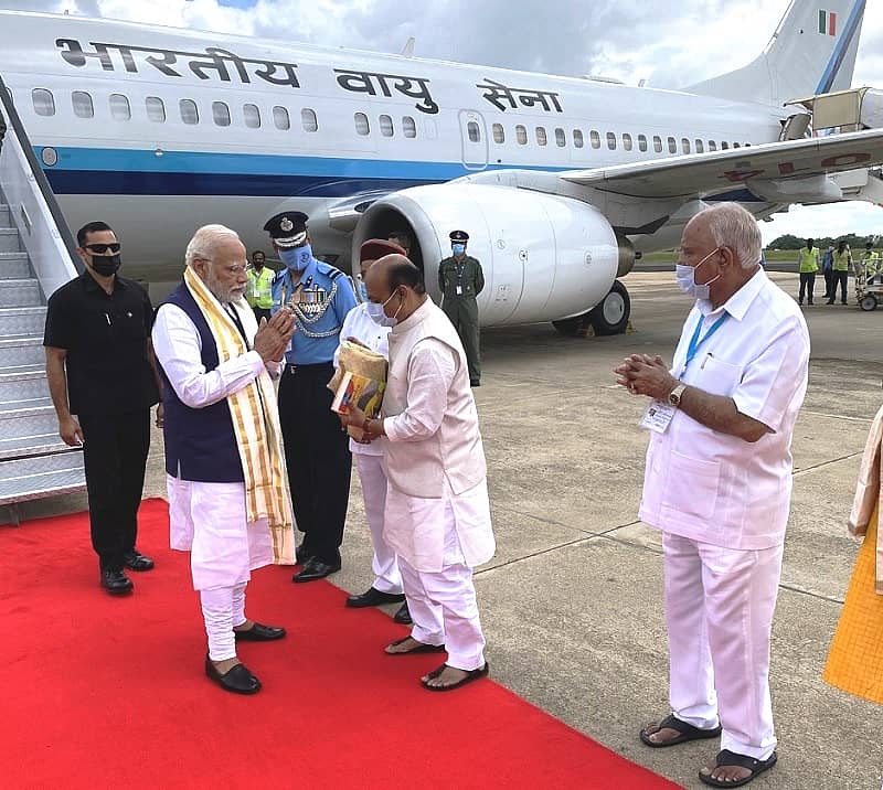 ಬೆಂಗಳೂರಿಗೆ ಬಂದಿಳಿದ ಪ್ರಧಾನಿ ಮೋದಿ ಅವರನ್ನು ಸಿಎಂ ಬಸವರಾಜ ಬೊಮ್ಮಾಯಿ ಸ್ವಾಗತಿಸಿದರು