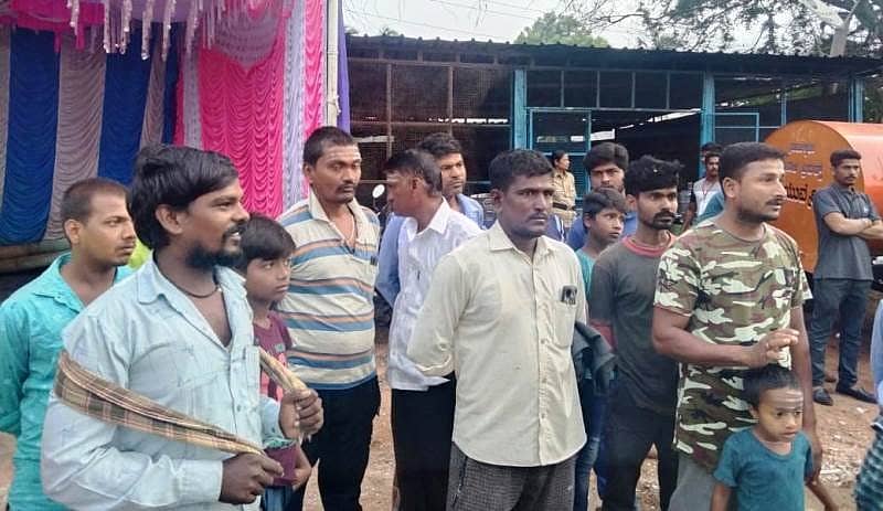 ಬಾಗಲಕೋಟೆ: ಪಟ್ಟದಕಲ್ಲಿನಲ್ಲಿ ಆಯೋಜಿಸಿರುವ ಯೋಗ ಕಾರ್ಯಕ್ರಮ ದಲ್ಲಿ ಭಾಗವಹಿಸಲು ಸ್ಥಳೀಯರಿಗೆ‌ ಅವಕಾಶ‌ ನೀಡದ್ದನ್ನು ಖಂಡಿಸಿ ಗ್ರಾಮಸ್ಥರು ಪ್ರತಿಭಟನೆ ಮಾಡಿದರು.