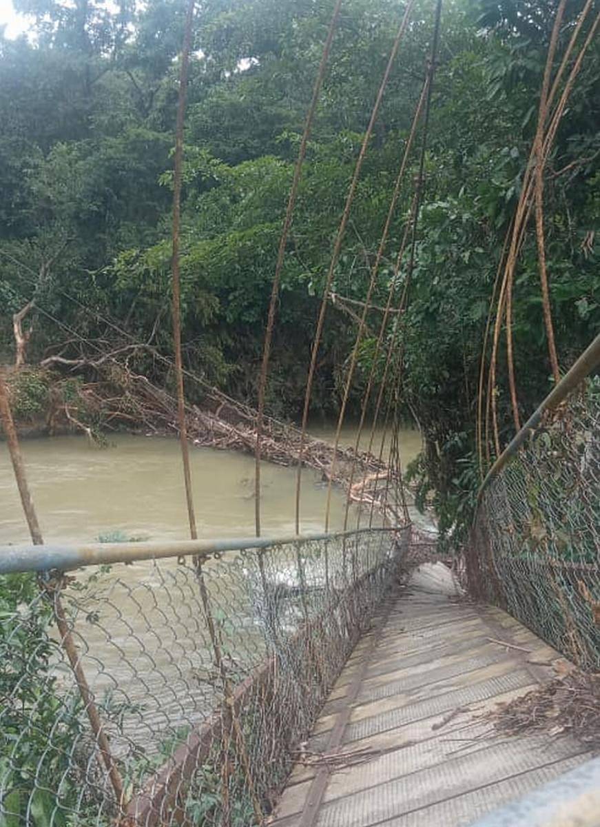 ಕಳೆದ ವರ್ಷದ ಜುಲೈನಲ್ಲಿ ಅತಿವೃಷ್ಟಿಯಿಂದ ಮುರಿದು ಬಿದ್ದಿದ್ದ ಶಿರಸಿ ತಾಲ್ಲೂಕಿನ ಇಟಗುಳಿ ಗ್ರಾಮ ಪಂಚಾಯ್ತಿ ವ್ಯಾಪ್ತಿಯ ಪಾಂಡವರಹೊಳೆ ತೂಗು ಸೇತುವೆ