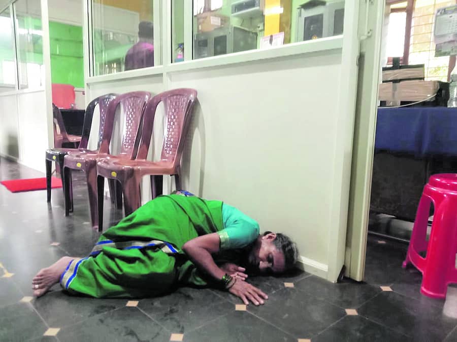 ಹೊಸನಗರ ತಾಲ್ಲೂಕಿನ ನಿಟ್ಟೂರಿನ ಗ್ರಾಮ ಲೆಕ್ಕಾಧಿಕಾರಿ ಕೊಠಡಿ ಮುಂದೆ ಕುಸಿದುಬಿದ್ದ ವೃದ್ಧೆ ಸಾಧಮ್ಮ