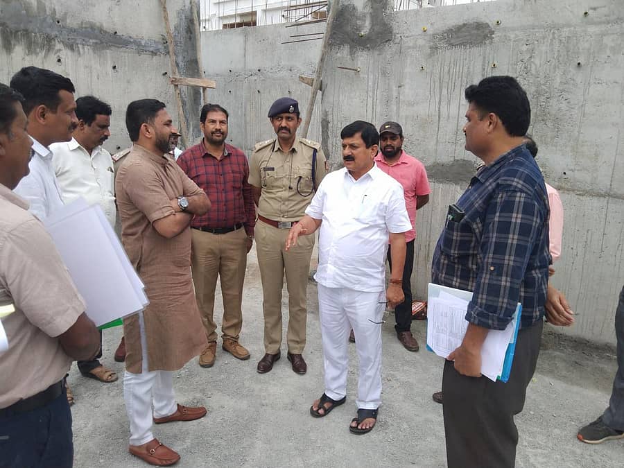 ಹಾಸನದಲ್ಲಿ ನಿರ್ಮಿಸಲಾಗುತ್ತಿರುವ ಪೊಲೀಸ್ ಠಾಣೆ ಕಟ್ಟಡದ ಕಾಮಗಾರಿಯನ್ನು ಸಚಿವ ಆರಗ ಜ್ಞಾನೇಂದ್ರ ಮಂಗಳವಾರ ವೀಕ್ಷಿಸಿದರು.