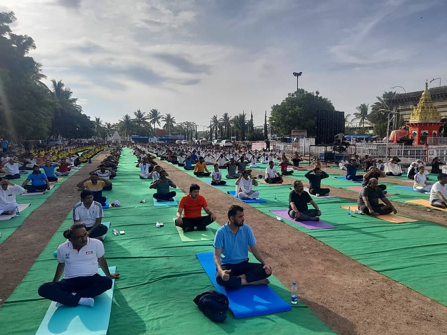 ಶರಣಬಸವೇಶ್ವರ ದೇವಸ್ಥಾನದಲ್ಲಿ ಯೋಗಾಸನ