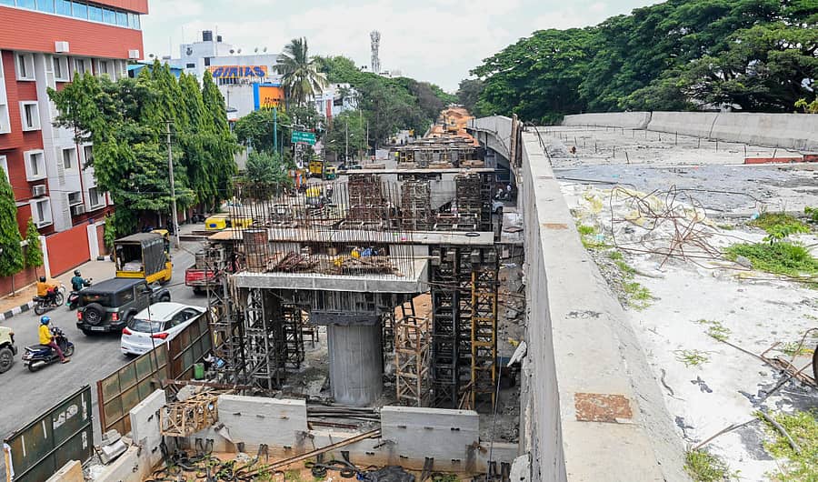 ಕಾರ್ಡ್ ರಸ್ತೆಯ ಬಸವೇಶ್ವರನಗರ ಜಂಕ್ಷನ್ನಲ್ಲಿ ಮೇಲ್ಸೇತುವೆ ನಿರ್ಮಾಣಕ್ಕೆ ಕಂಬಗಳನ್ನು ಅಳವಡಿಸಿರುವುದು –ಪ್ರಜಾವಾಣಿ ಚಿತ್ರ