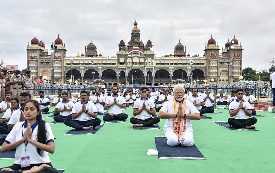 ಮೈಸೂರಿನ ವಿಶ್ವವಿಖ್ಯಾತ ಅಂಬಾವಿಲಾಸ ಅರಮನೆ ಆವರಣದಲ್ಲಿ ಮಂಗಳವಾರ ನಡೆದ ಅಂತರರಾಷ್ಟ್ರೀಯ ಯೋಗ ದಿನಾಚರಣೆ ಕಾರ್ಯಕ್ರಮದಲ್ಲಿ ಪ್ರಧಾನಿ ನರೇಂದ್ರ ಮೋದಿ ಅವರು ಜನರೊಂದಿಗೆ ಯೋಗಾಸನಗಳನ್ನು ಮಾಡಿದರು. ಪ್ರಜಾವಾಣಿ ಚಿತ್ರ/ಅನೂಪ್ ರಾಘ.ಟಿ.
