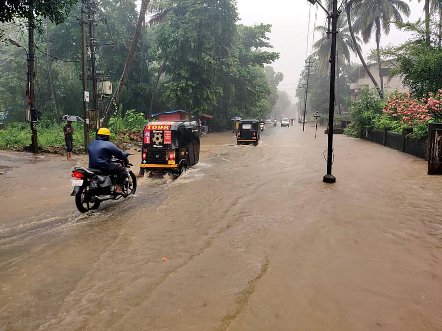 ಕಾರವಾರದಲ್ಲಿ ಮಂಗಳವಾರ ಧಾರಾಕಾರ ಮಳೆಯಿಂದ ಹಬ್ಬುವಾಡ ಬಳಿ ರಾಜ್ಯ ಹೆದ್ದಾರಿ ಜಲಾವೃತವಾಗಿತ್ತು –ಪ್ರಜಾವಾಣಿ ಚಿತ್ರ