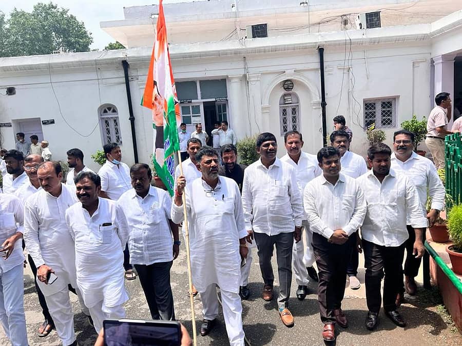ಡಿ.ಕೆ. ಶಿವಕುಮಾರ್ ನೇತೃತ್ವದಲ್ಲಿ ಕಾಂಗ್ರೆಸ್ ಮುಖಂಡರು ಮಂಗಳವಾರ ನವದೆಹಲಿಯಲ್ಲಿ ಪ್ರತಿಭಟನೆ ನಡೆಸಿದರು