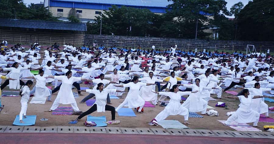 ಶಿವಮೊಗ್ಗದ ನೆಹರೂ ಕ್ರೀಡಾಂಗಣದಲ್ಲಿ ಮಂಗಳವಾರ ನಡೆದ ಯೋಗ ದಿನಾಚರಣೆಯಲ್ಲಿ ಹಲವರು ಯೋಗ ಪ್ರದರ್ಶಿಸಿದರು.