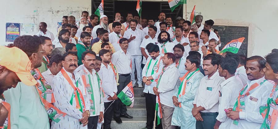 ಸುರಪುರದಲ್ಲಿ ಕಾಂಗ್ರೆಸ್ ಪಕ್ಷ ಏರ್ಪಡಿಸಿದ್ದ ಪ್ರತಿಭಟನೆಯಲ್ಲಿ ಮಾಜಿ ಶಾಸಕ ರಾಜಾ ವೆಂಕಟಪ್ಪನಾಯಕ ಮಾತನಾಡಿದರು