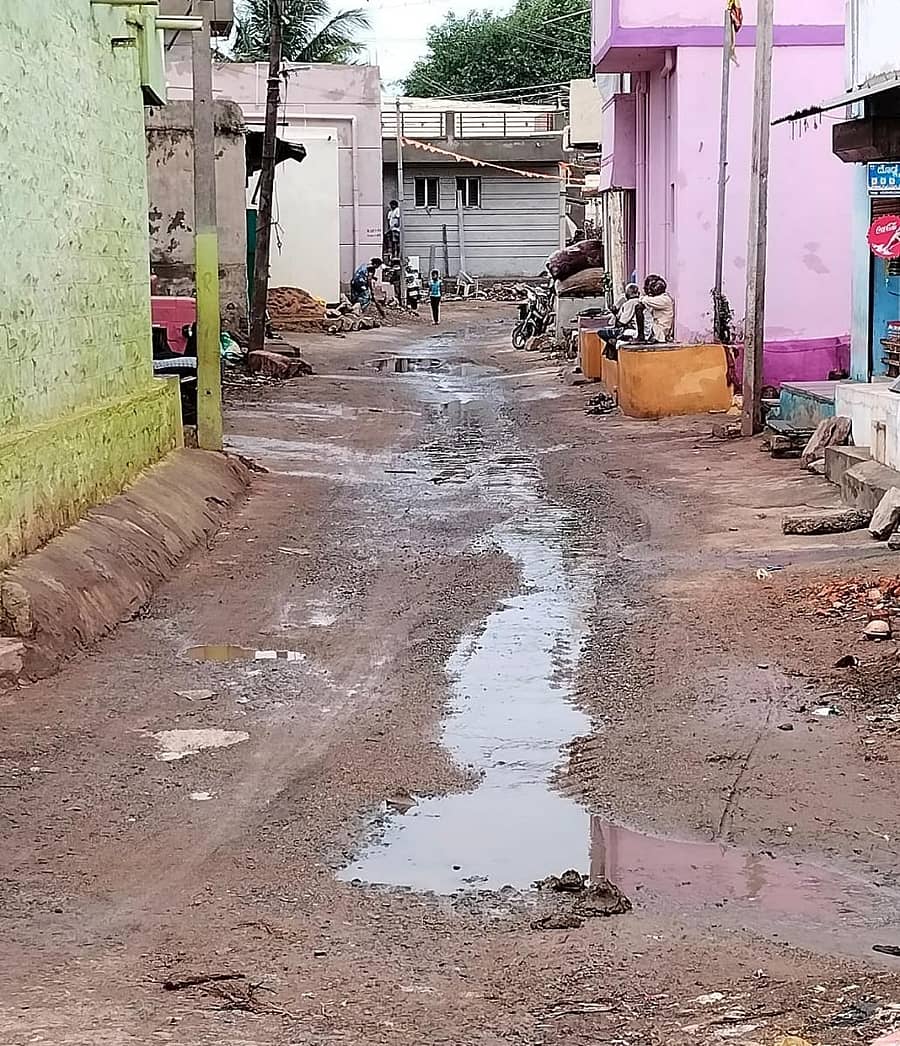 ನರಗುಂದ ತಾಲ್ಲೂಕಿನ ಕೊಣ್ಣೂರಿನಲ್ಲಿ ರಸ್ತೆ ಮೇಲೆ ಚರಂಡಿ ನೀರು ಹರಿಯುತ್ತಿರುವ ದೃಶ್ಯ.