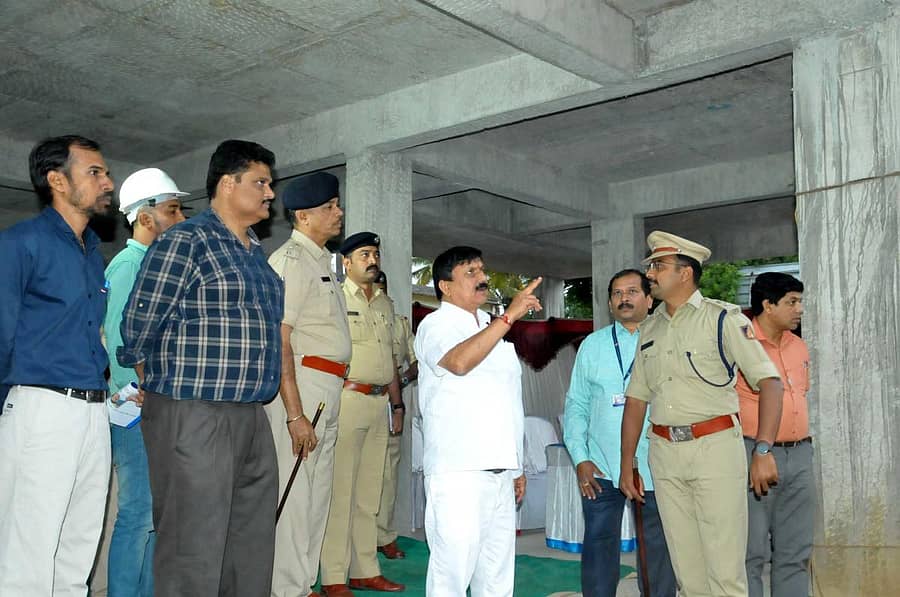 ಚಿಕ್ಕಮಗಳೂರಿನಲ್ಲಿ ಪೊಲೀಸ್ ವಸತಿ ಸಂಕೀರ್ಣ ಕಟ್ಟಡ ಕಾಮಗಾರಿಯನ್ನು ಸಚಿವ ಆರಗ ಜ್ಞಾನೇಂದ್ರ ವೀಕ್ಷಿಸಿದರು. ಎಸ್ಪಿ ಅಕ್ಷಯ್ ಎಂ.ಹಾಕೆ ಇದ್ದಾರೆ.