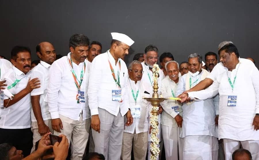 ಮೈಸೂರಿನಲ್ಲಿ ಕಾಂಗ್ರೆಸ್ ನವ ಸಂಕಲ್ಪ ಚಿಂತನಾ ಶಿಬಿರವನ್ನು ಸಿದ್ದರಾಮಯ್ಯ ಅವರು ಉದ್ಘಾಟಿಸಿದರು.