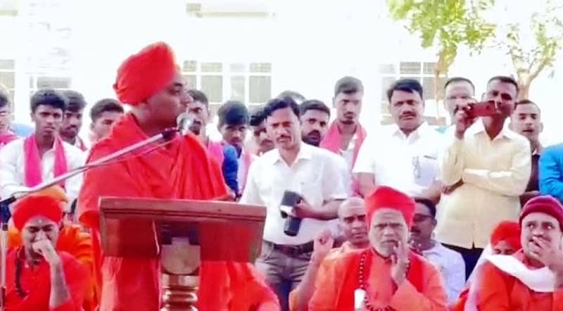 ಹಾಸ್ಟೆಲ್ನ ಭೂಮಿ ಫೂಜೆ ವೇಳೆ ಕಣ್ಣೀರಾದ ಗವಿಮಠ ಶ್ರೀಗಳು