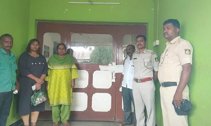 ಏಳು ಬ್ರೂಣಲಿಂಗ ಪತ್ತೆ ಹಾಗೂ ಹತ್ಯೆ ಆರೋಪದಡಿ ಮೂಡಲಗಿಯ ವೆಂಕಟೇಶ ಆಸ್ಪತ್ರೆ ಹಾಗೂ ಸ್ಕ್ಯಾನಿಂಗ್ ಸೆಂಟರನ್ನು ಶನಿವಾರ ಸೀಜ್ ಮಾಡಲಾಯಿತು