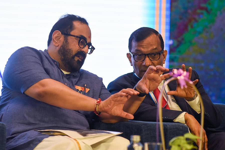 ಬೆಂಗಳೂರಿನಲ್ಲಿ ಶುಕ್ರವಾರ ನಡೆದ ’ಭಾರತದಲ್ಲಿ ಬಾಹ್ಯಾಕಾಶ ನವೋದ್ಯಮಗಳ ಅಭಿವೃದ್ಧಿ’ ಕುರಿತ ಸಮ್ಮೇಳನದಲ್ಲಿ ಕೇಂದ್ರ ಸಚಿವ ರಾಜೀವ್ ಚಂದ್ರಶೇಖರ್ ಮತ್ತು ‘ಇನ್–ಸ್ಪೇಸ್’ ಅಧ್ಯಕ್ಷ ಡಾ. ಪವನ್ ಕುಮಾರ್ ಗೋಯೆಂಕಾ ಜತೆ ಚರ್ಚಿಸಿದರು – ಪ್ರಜಾವಾಣಿ ಚಿತ್ರ