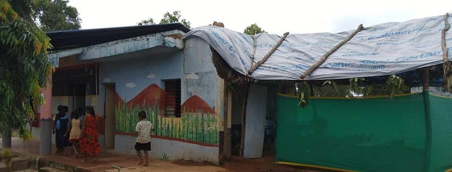 ಸೊರಬ ತಾಲ್ಲೂಕಿನ ಜೇಡಗೇರಿ ಗ್ರಾಮದ ಸರ್ಕಾರಿ ಕಿರಿಯ ಪ್ರಾಥಮಿಕ ಶಾಲಾ ಕಟ್ಟಡ ಶಿಥಿಲಾವಸ್ಥೆಯಲ್ಲಿದ್ದು, ಚಪ್ಪರದ ಅಡಿ ಮಕ್ಕಳ ಕಲಿಕೆ ನಡೆಯುತ್ತಿದೆ