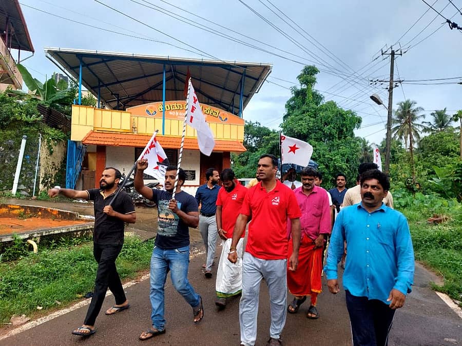 ಶ್ರೀನಿವಾಸ್ ಬಜಾಲ್ ಹತ್ಯೆಯಾದ ಸ್ಥಳದಿಂದ ಘೋಷಣೆಗಳನ್ನು ಕೂಗುವ ಮೂಲಕ ಪಕ್ಕಲಡ್ಕ ಬಸ್ ನಿಲ್ದಾಣದವರೆಗೆ ಡಿವೈಎಫ್ಐ ಕಾರ್ಯಕರ್ತರು ಮೆರವಣಿಗೆ ನಡೆಸಿದರು