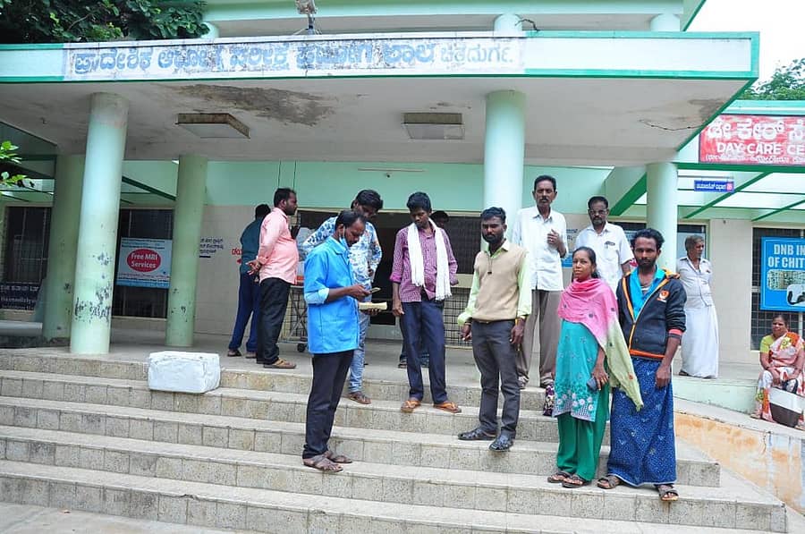 ಚಿತ್ರದುರ್ಗದ ಜಿಲ್ಲಾ ಆಸ್ಪತ್ರೆ ಆವರಣದಲ್ಲಿಯ ಡಯಾಲಿಸಿಸ್ ಕೇಂದ್ರದ ಮುಂದೆ ನಿಂತಿರುವ ರೋಗಿಗಳು.