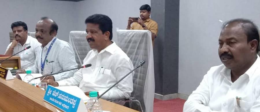 ಚಳ್ಳಕೆರೆ ತಾಲ್ಲೂಕು ಪಂಚಾಯಿತಿ ಸಭಾಂಗಣದಲ್ಲಿ ಶುಕ್ರವಾರ ನಡೆದ ತಾಲ್ಲೂಕು ಮಟ್ಟದ ಪ್ರಗತಿ ಪರಿಶೀಲನಾ ಸಭೆಯಲ್ಲಿ ಶಾಸಕ ಟಿ. ರಘುಮೂರ್ತಿ ಮಾತನಾಡಿದರು.