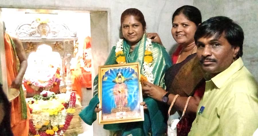 ನಾಯಕನಹಟ್ಟಿಯ ಪಟ್ಟಣದ ಗುರುತಿಪ್ಪೇರುದ್ರಸ್ವಾಮಿ ದೇವಾಲಯಕ್ಕೆ ಶುಕ್ರವಾರ ರಾಜ್ಯ ಮಹಿಳಾ ಆಯೋಗದ ಅಧ್ಯಕ್ಷೆ ಆರ್.ಪ್ರಮೀಳಾ ನಾಯ್ಡು ಭೇಟಿ ನೀಡಿದ ವೇಳೆ ದೇವಾಲಯ ಇಒ ಗಂಗಾಧರಪ್ಪ ಗೌರವಿಸಿದರು.